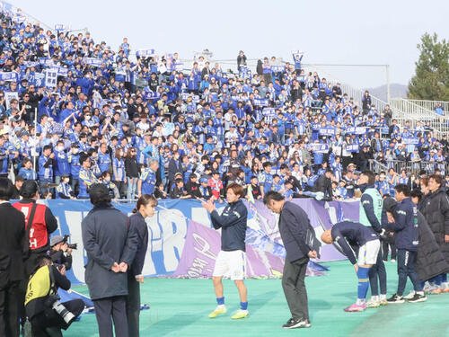 山形対仙台　試合後、サポーターにあいさつをするJ2山形の選手たち(撮影･高橋香奈)