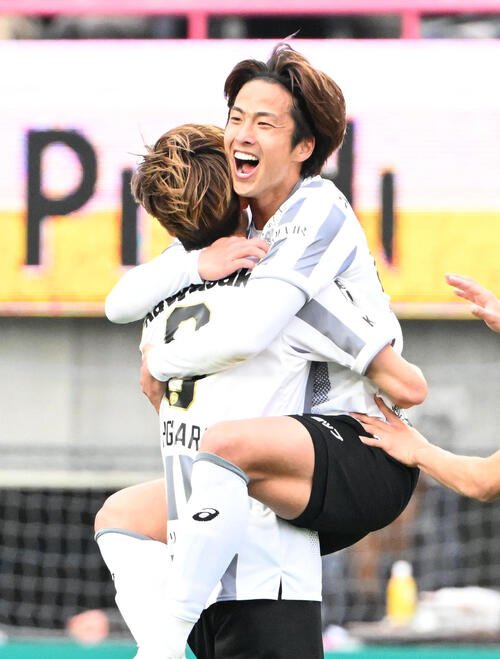 C大阪対神戸　後半、ゴールを決め神戸扇原貴宏と抱き合う日高光揮(右)(撮影･石井愛子)