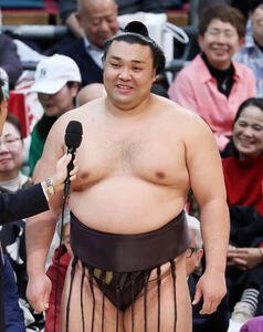優勝者インタビューで笑顔を見せる霧島(撮影･鈴木正人)　