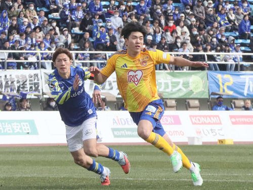 山形対仙台　ボールを狙いにいく仙台DF井上(右)と山形MF土居(撮影･高橋香奈)