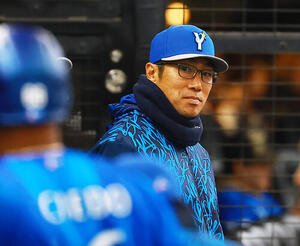西武対DeNA　選手を見つめるDeNA相川監督(撮影･野上伸悟)