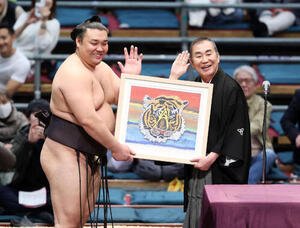 表彰式で｢いらっしゃ～い｣のポーズをする霧島(左)と桂文枝(撮影･鈴木正人)　