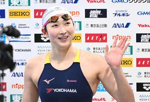 女子50メートル自由形で優勝を決め笑顔の池江(撮影･滝沢徹郎)