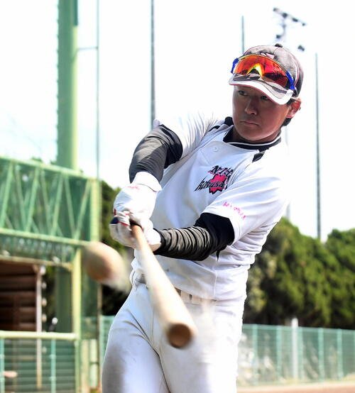 春季リーグ開幕に備えてバットを振り込む日大国際関係･大豆生田