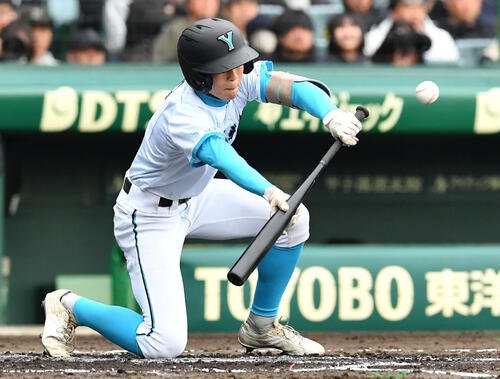 山梨学院対長崎日大　1回表山梨学院1死二、三塁、光永は投前へスクイズを決める(撮影･岩下翔太)