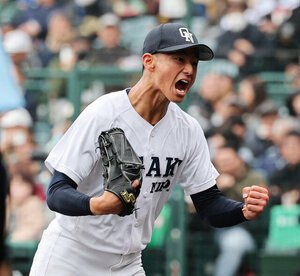 大垣日大―近江　六回裏近江2死一、三塁、代打猿田から三振を奪った竹岡