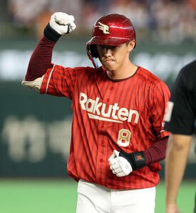 巨人対楽天　4回表楽天1死、左前打を放ちガッツポーズする辰己(撮影･浅見桂子)