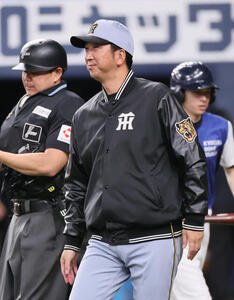 オリックス対阪神　7回表阪神攻撃終了、交代を告げる阪神藤川監督(撮影･宮崎幸一)