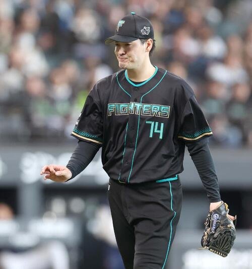 日本ハム対ヤクルト　3回表、打者を3人で抑える有原(撮影･黒川智章)