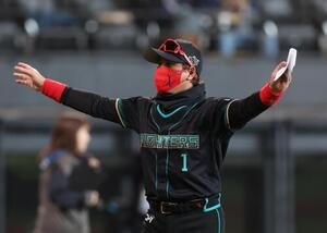 日本ハム対ヤクルト　スタンドに向かって手を挙げる新庄監督(撮影･黒川智章)