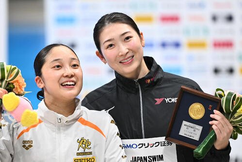 試合後、記念撮影する池江(右)と成田(撮影･滝沢徹郎)