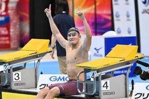 男子1500メートル自由形で日本新記録で優勝しポーズを決める田渕