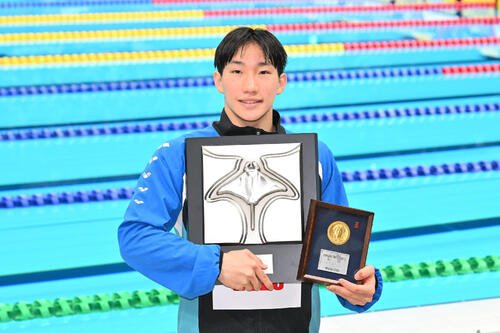 男子200メートル平泳ぎで世界ジュニア新記録の好記録で優勝した大橋は記念の北島杯を手に写真に納まる(撮影･滝沢徹郎)