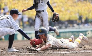 東北対帝京長岡　5回裏帝京長岡2死一塁、投手の牽制球に飛び出した一走松は挟まれたあとタッチアウトとなる(撮影･西尾就之)