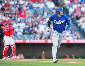 ドジャース対エンゼルス　1回表ドジャース無死、打球を打ち上げ悔しがる大谷は中飛に倒れる(撮影･垰建太)