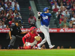 ドジャース対エンゼルス　3回表ドジャース2死満塁、適時二塁打を放つ大谷(撮影･垰建太)