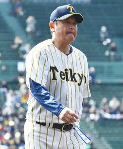 東北対帝京長岡　東北に敗れ、悔しそうな表情で引き揚げる帝京長岡芝草監督(撮影･岩下翔太)