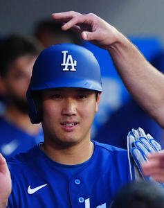 ドジャース対エンゼルス　3回表ドジャース2死満塁、押し出しの四球で生還しナインの出迎えを受ける大谷(撮影･垰建太)