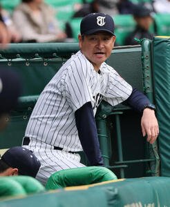 東北対帝京長岡　ナインに声をかける東北･我妻監督(撮影･西尾就之)