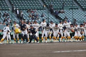 東北対帝京長岡　試合前のシートノックに登場する帝京長岡ナイン(撮影･西尾就之)