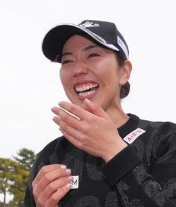 Vポイント×SMBCレディス･最終日　優勝し、感極まった表情を見せる笠(撮影･足立雅史)