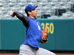 エンゼルスとのオープン戦前にキャッチボールをするドジャースの大谷翔平=エンゼルスタジアム