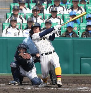 東北対帝京長岡　9回裏帝京長岡2死、川村は右前打を放つ(撮影･上山淳一)