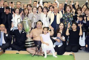 優勝賜杯を手に笑顔を見せる霧島、長女アヤゴーちゃん、ホラン夫人、長男トゥグドゥルくん