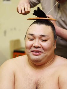 支度部屋で笑顔を見せる霧島