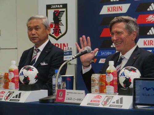 女子アジア杯を制したなでしこジャパンのニルス･ニールセン監督(右)と佐々木則夫女子強化委員長は、笑顔で優勝を報告した