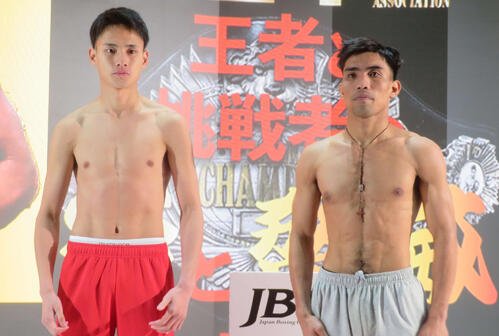 プロ7戦目の対戦相手ウェスレイ･カガ(右)と計量クリアした日本バンタム級5位の｢モンスター2世｣坂井優太