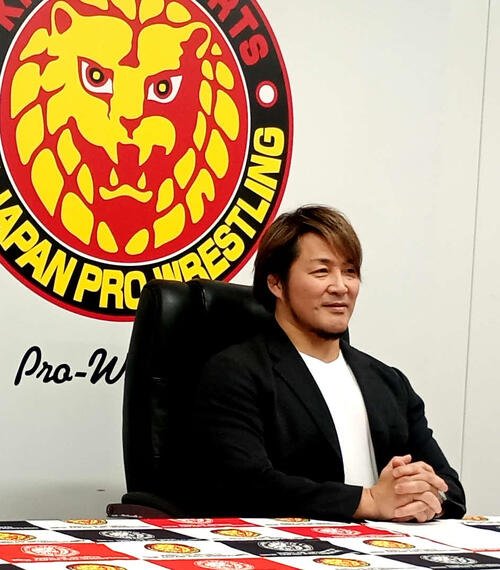 何度もかみながら4･4両国大会のカードを発表した新日本プロレス棚橋弘至社長