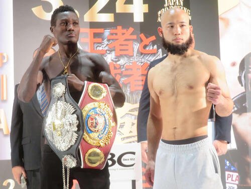 計量クリアした日本、WBOアジア･パシフィック･ウエルター級王者セムジュ･デビッド(左)と挑戦者の浦嶋将之