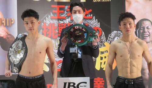 東洋太平洋フライ級王座決定戦も兼ね、浅海勝太(右端)の挑戦を受ける日本同級王者野上翔