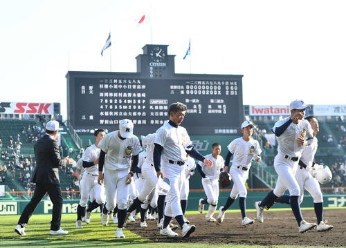佐野日大対三重　三重に敗れ、肩を落として引き揚げる麦倉監督(中央)と佐野日大ナイン(撮影･岩下翔太)