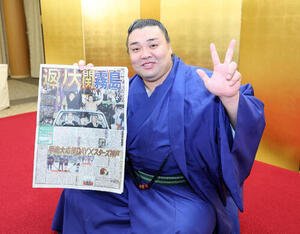 本紙を手に笑顔を見せる霧島(撮影･鈴木正人)　