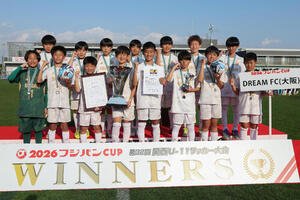 フジパンCUPで優勝し、笑顔でガッツポーズするDREAM FCの選手たち(撮影･前田充)