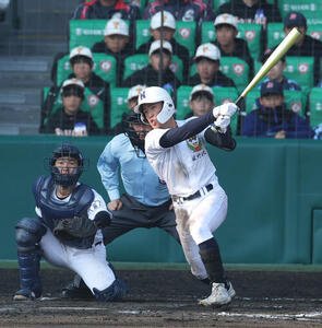 佐野日大対三重　9回表佐野日大2死、中村は右前打を放つ(撮影･上山淳一)