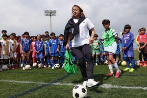 サッカー教室を行う北沢豪氏(手前)(撮影･前田充)