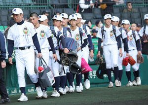 三重対佐野日大　初戦敗退の佐野日大ナインは麦倉監督(左)を先頭に帰路につく(撮影･西尾就之)