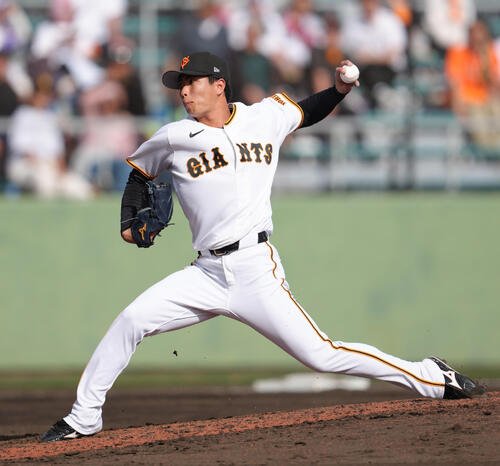 巨人対楽天　7回から登板した巨人山城京平＝2026年2月23日