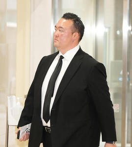 元大関若嶋津の日高六男さんの通夜に参列した二所ノ関親方(撮影･小沢裕)