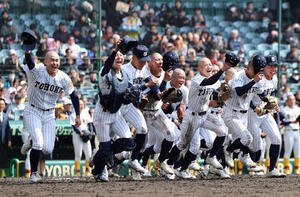 東北対帝京長岡　初戦を突破した東北ナインはアルプスの応援団前にダッシュ(撮影･西尾就之)