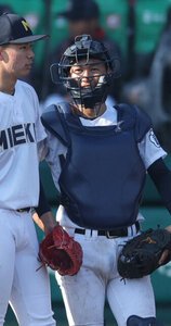 佐野日大―三重　九回表佐野日大2死、中村の打席を前に話す三重の捕手大西(右)と投手古川