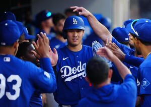 ドジャース対エンゼルス　3回表ドジャース2死満塁、押し出しの四球で生還しナインの出迎えを受ける大谷(撮影･垰建太)