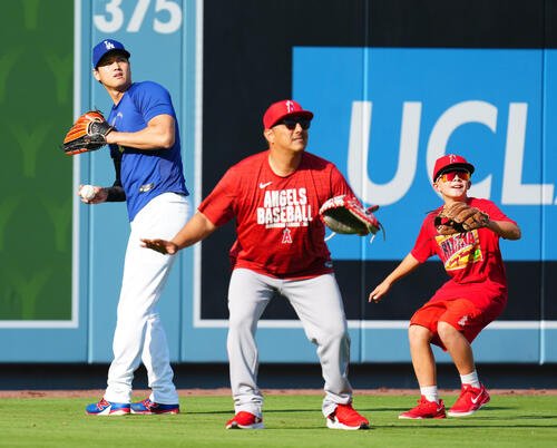 ドジャース対エンゼルス　試合前、エンゼルス関係者に守られながら投球練習するドジャース大谷(撮影･垰建太)