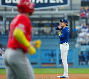 ドジャース対エンゼルス　1回表エンゼルス無死満塁、モンカダ(手前)に押し出しの四球を与える佐々木(撮影･垰建太)