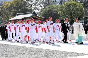 広島護国神社で必勝祈願するカープの選手ら=2026年3月24日午前9時56分、広島市中区基町、小林晴香撮影