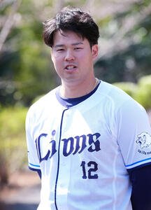 囲み取材に応じる渡辺(撮影･小島史椰)