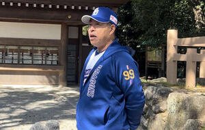 名古屋市内の熱田神宮へ参拝に訪れテレビの取材対応を行う中日井上監督